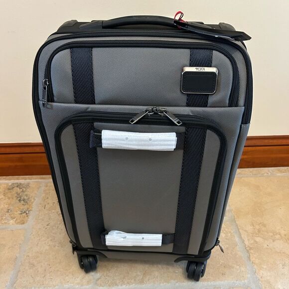 Tumi merge four wheel international carry-on suitcase - Picture 1 of 13